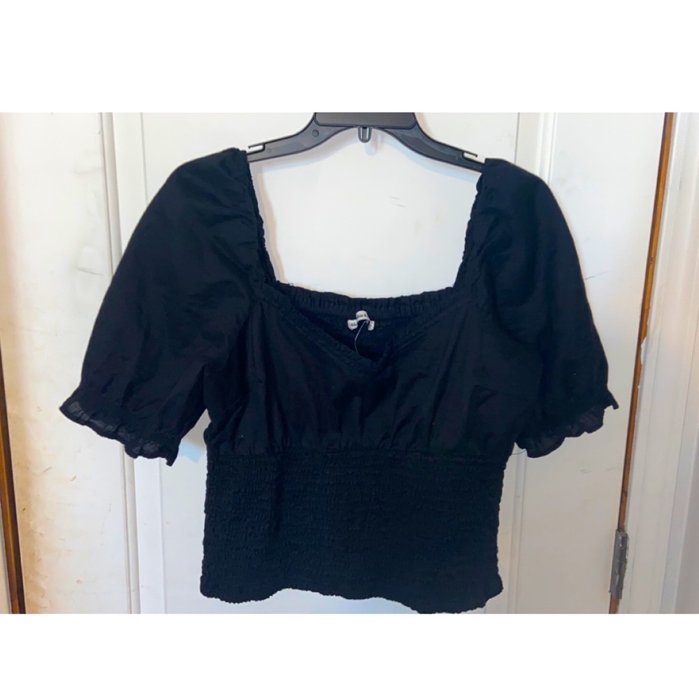 BLACK SMOCK WAIST TOP.
